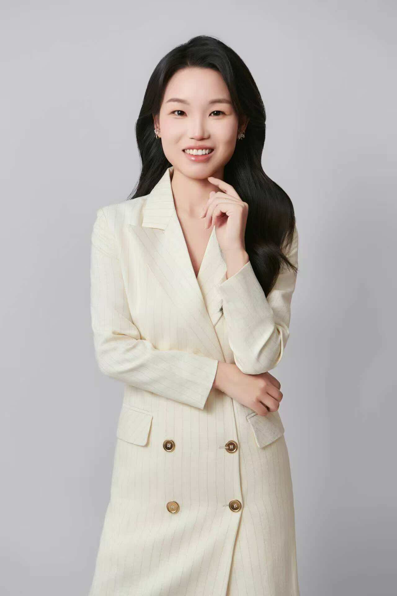 何雪容律师照片